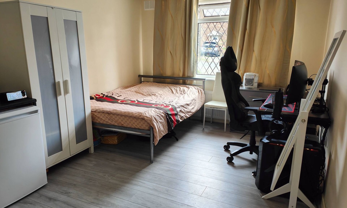 New Addington Apartment | Spacious studio in New Addington