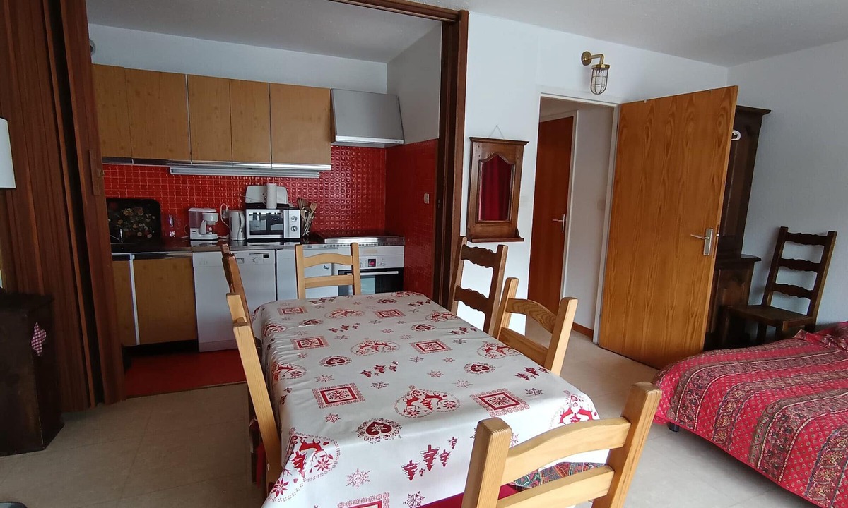 Montgenevre Apartment | Spacious studio near slopes, pets allowed and parking