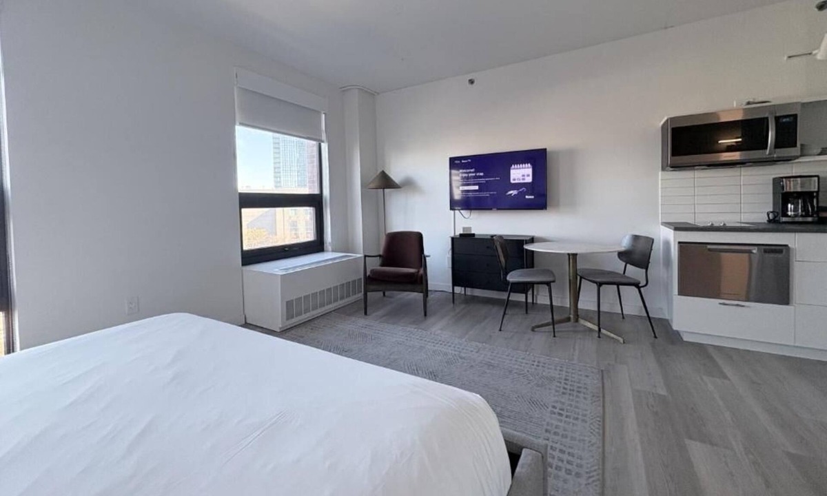 Hunters Point Apartment | Spacious Studio Perfect for Extended Stays + Queen Bed + Kitchen