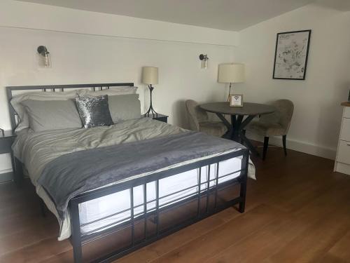 Bushey Apartment | Spacious studio with free EV recharge overnight