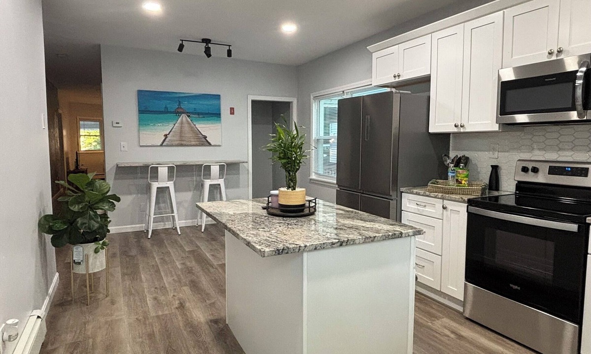 Elmhurst House | Spacious & Stylish 5 -bed 2 bath house in charming Providence, a block from PC