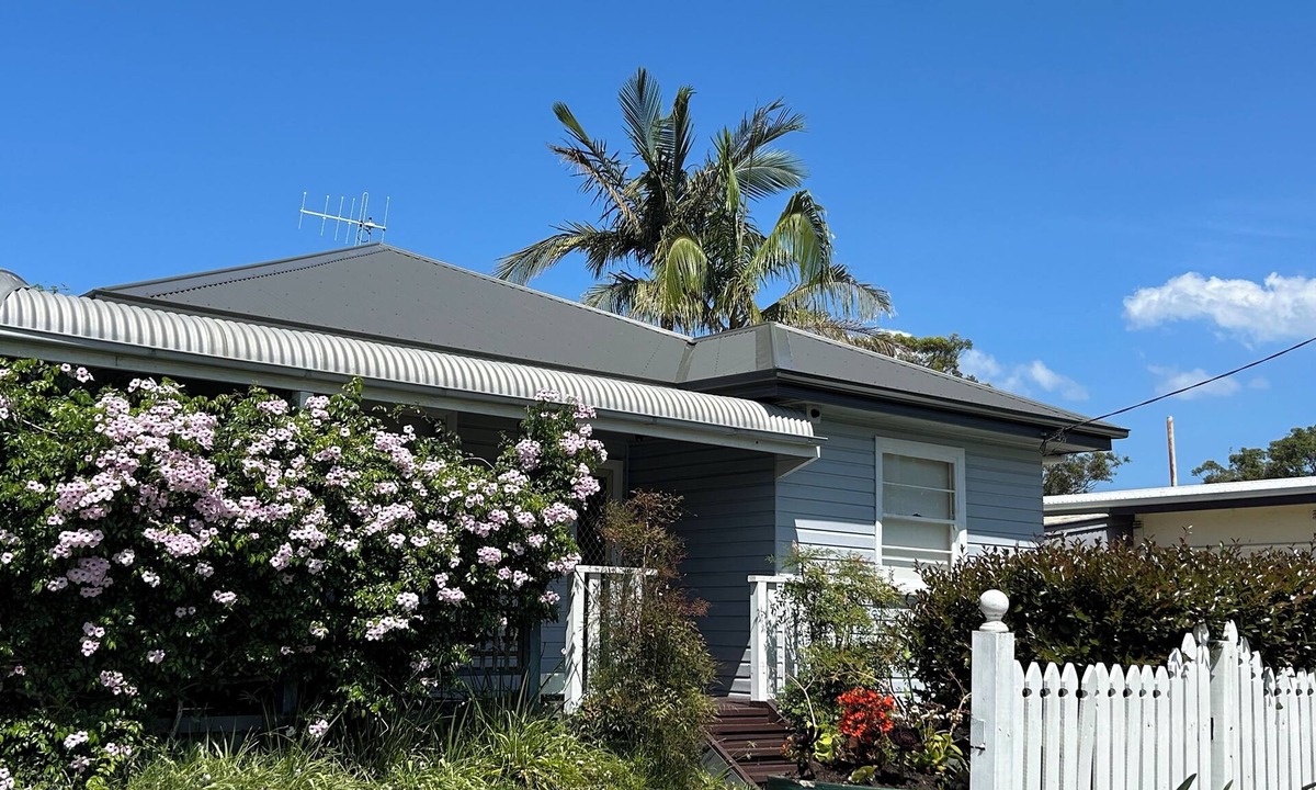 Tuncurry House | Spacious Stylish Coastal Escape