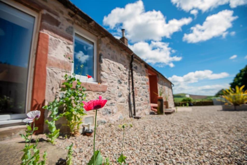 Kirriemuir House | Spacious & Stylish StoneHous Cottage