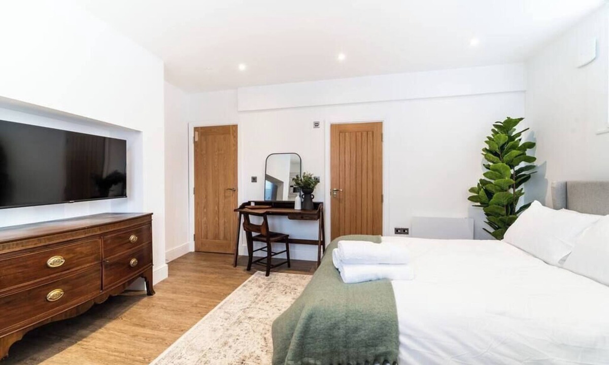 Hoylake Apartment | Spacious Stylish Studio, Hoylake