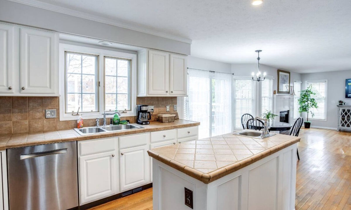 North Greece House | Spacious Suburb Home by Unity/DWTN/HotTub