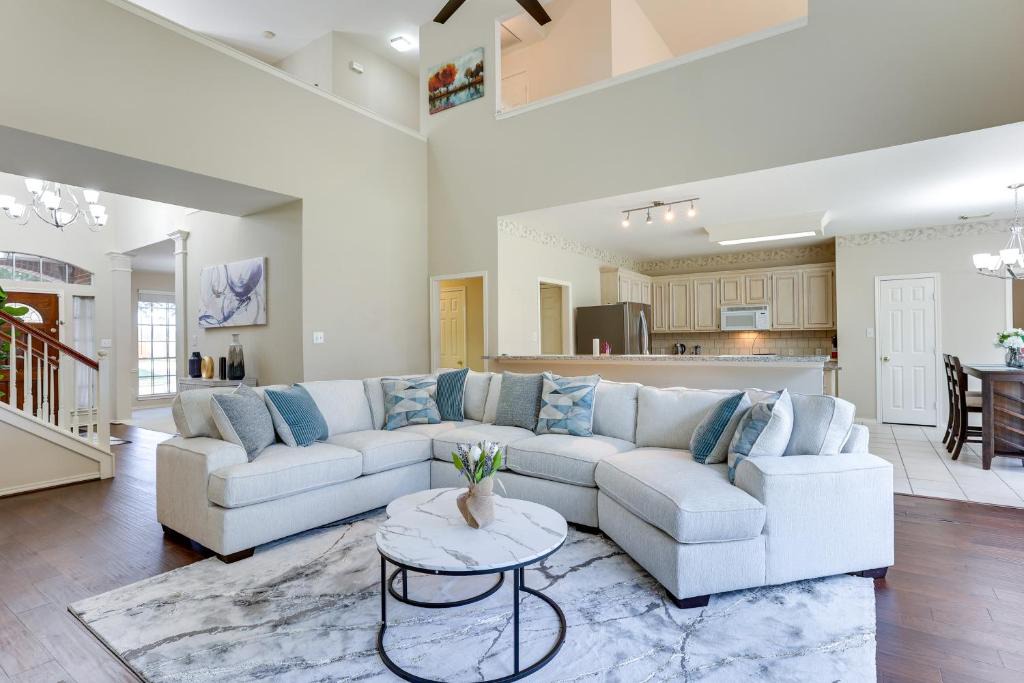 Sugar Land House | Spacious Sugar Land Home with Yard and Pool Access!