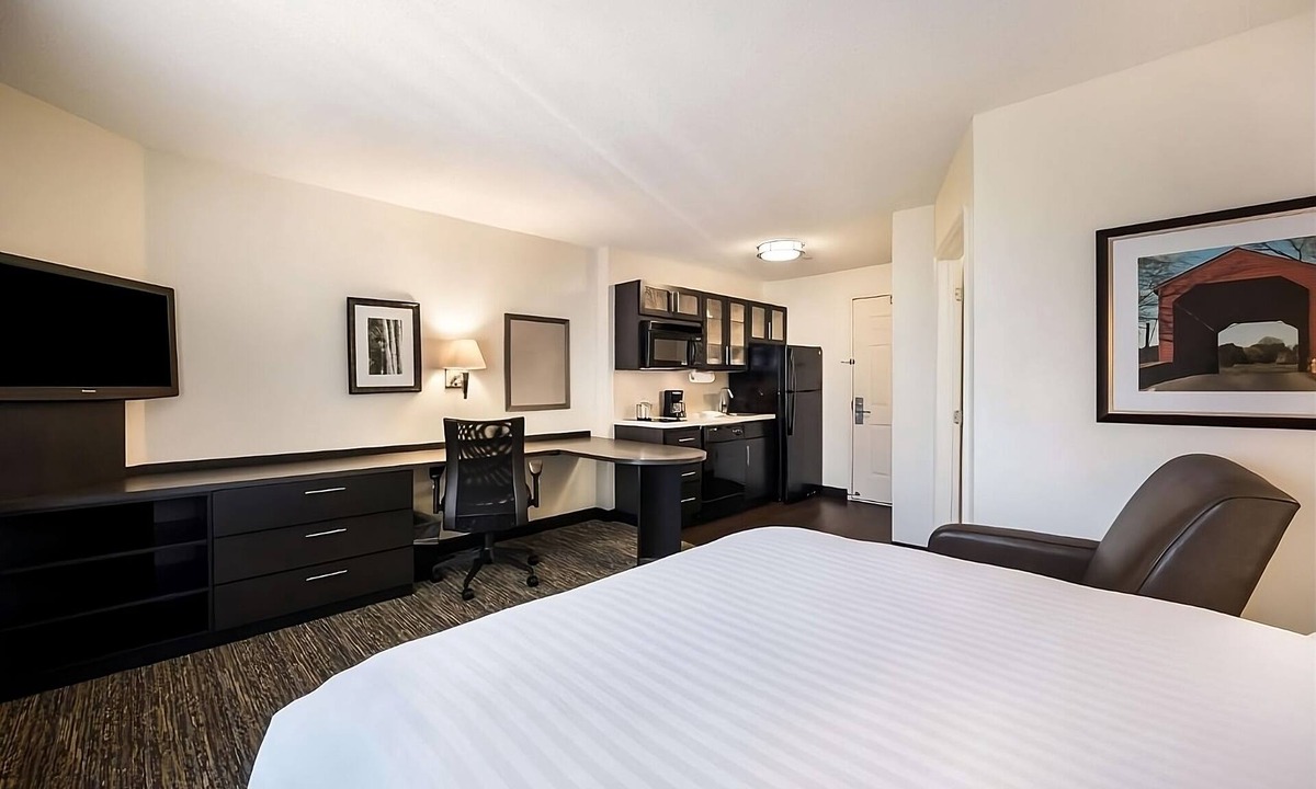 Morris Plains Hotel | Spacious Suite w/Kitchenette and Working Desk - Budget Friendly stay