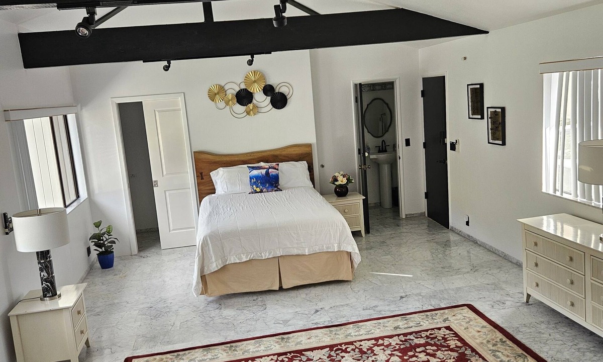 Kaneohe Villa | Spacious Suite With Office - Unit A