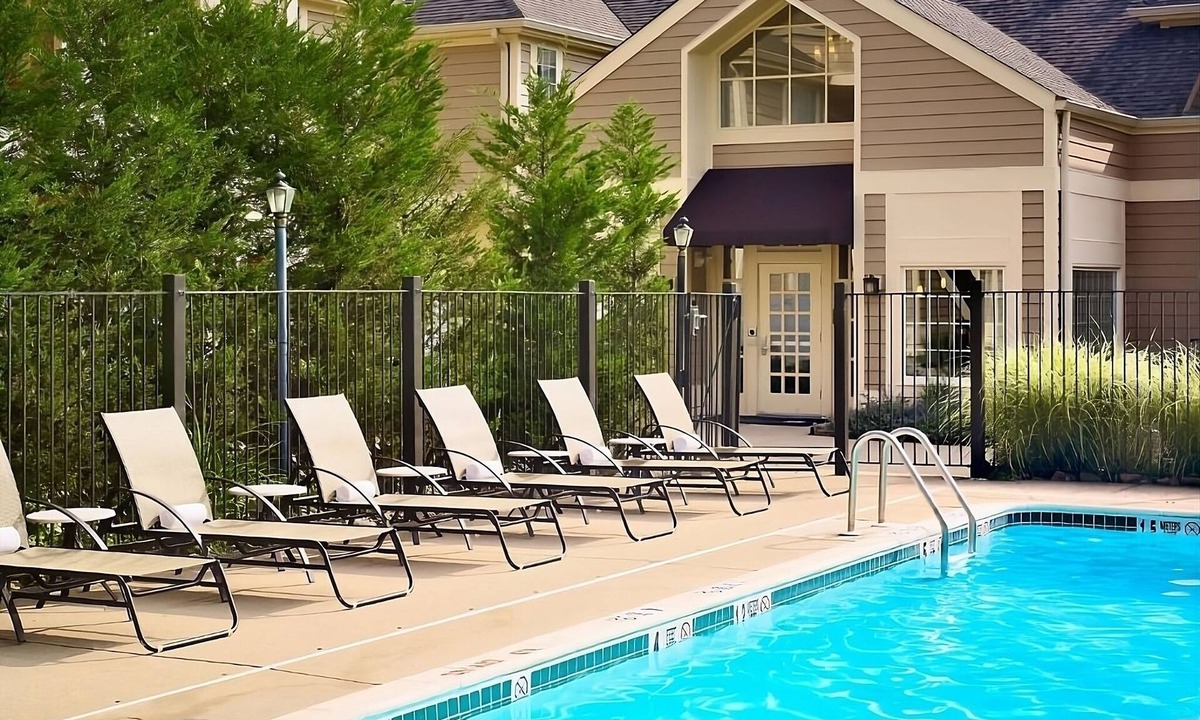 Schaumburg Hotel | Spacious Suites with Swimming Pool, Short Drive to West Meadows Ice Arena!