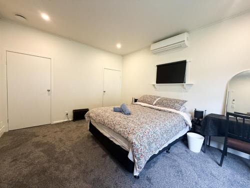 Lyall Bay House | Spacious Surf-side 4 bedroom Retreat