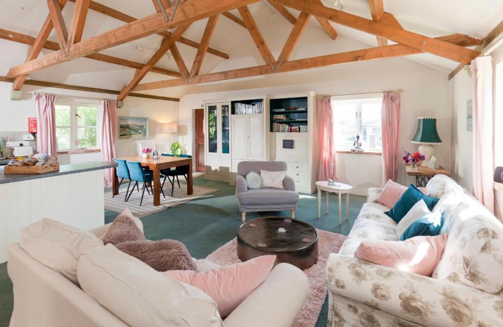 Swallowcliffe House | Spacious Swallow Cottage