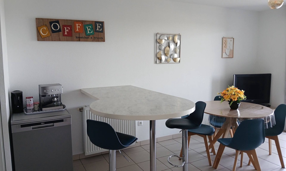 Toulouse North Apartment | Spacious T3 Balcony Private Parking, 5 minutes from the metro to downtown!