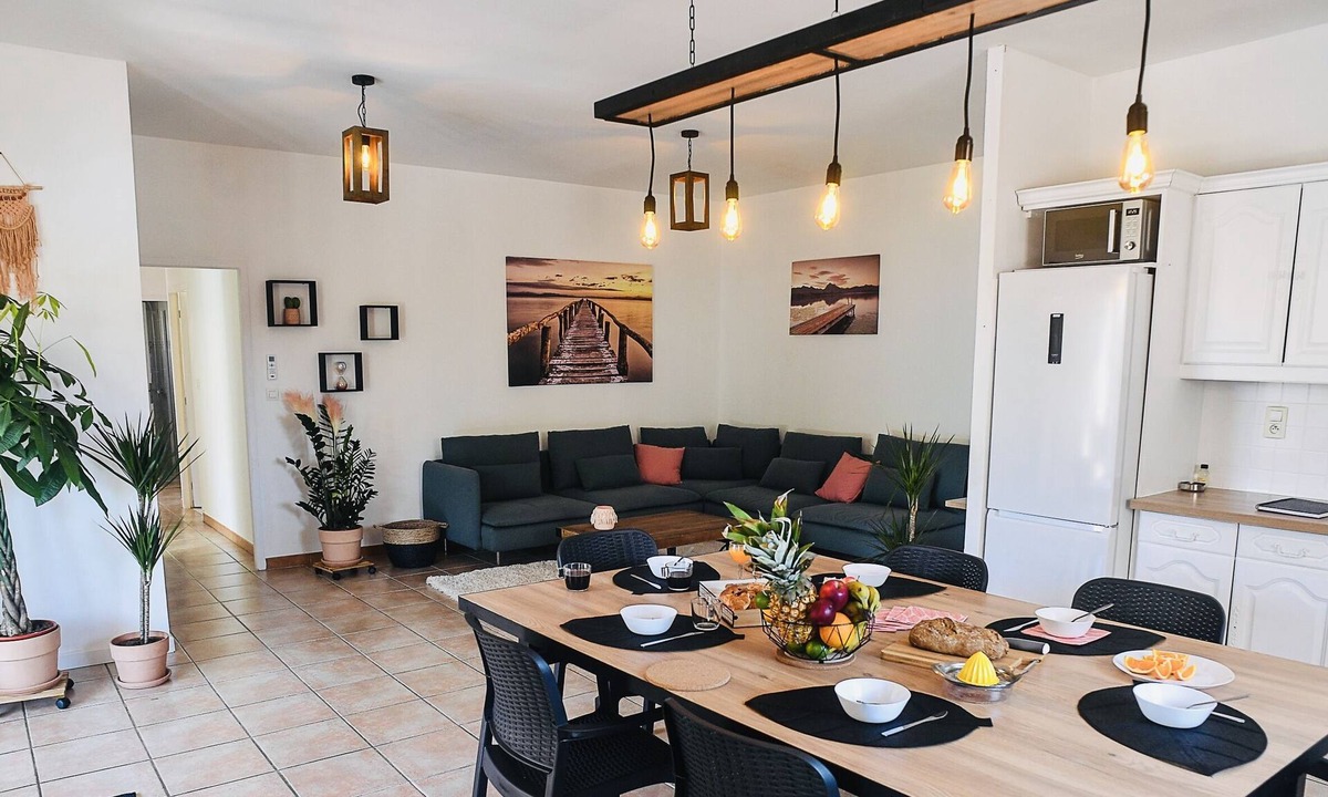 Bas-Vernet Apartment | Spacious T5, terrace, near center, private parking