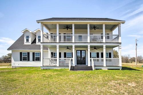 Yorktown House | Spacious Texas Getaway w/Fire Pit & Pond!