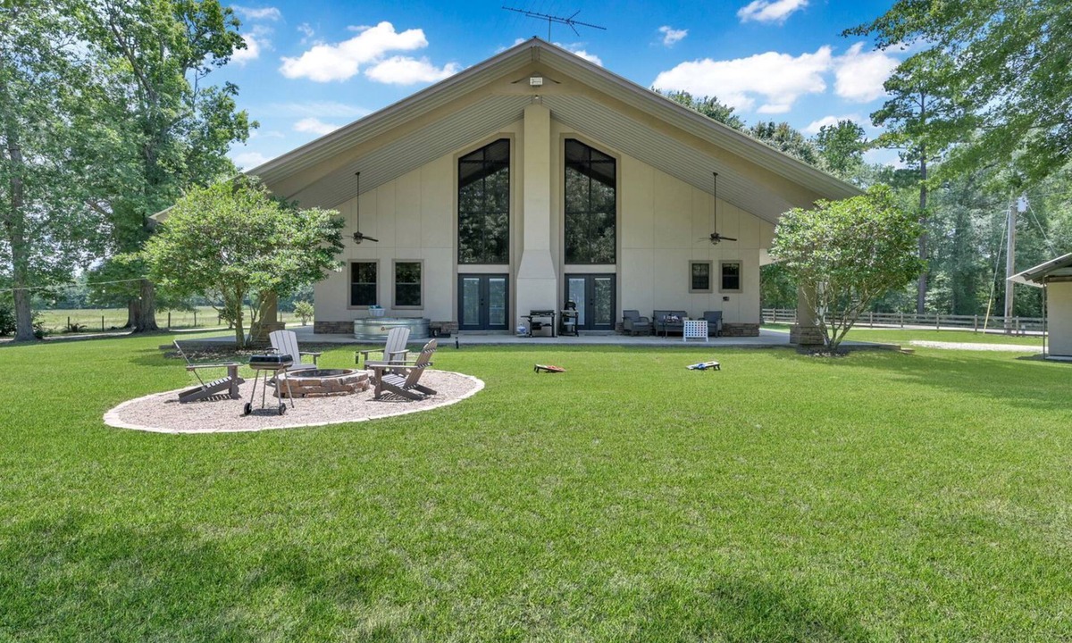 Coldspring House | Spacious Texas Ranch Retreat with Cowboy Pool and Fire Pit Near Lake Livingston, Coldspring TX