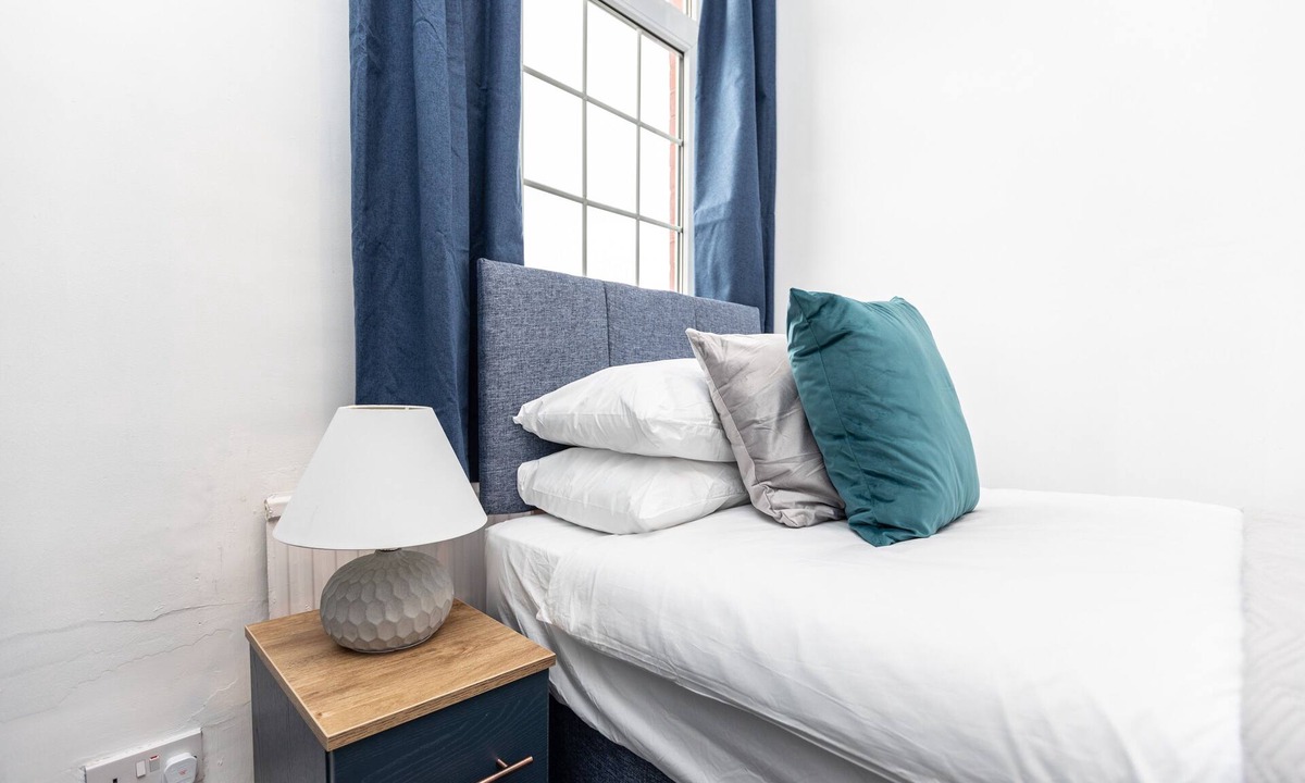 Hemsworth House | Spacious three bedroom property!