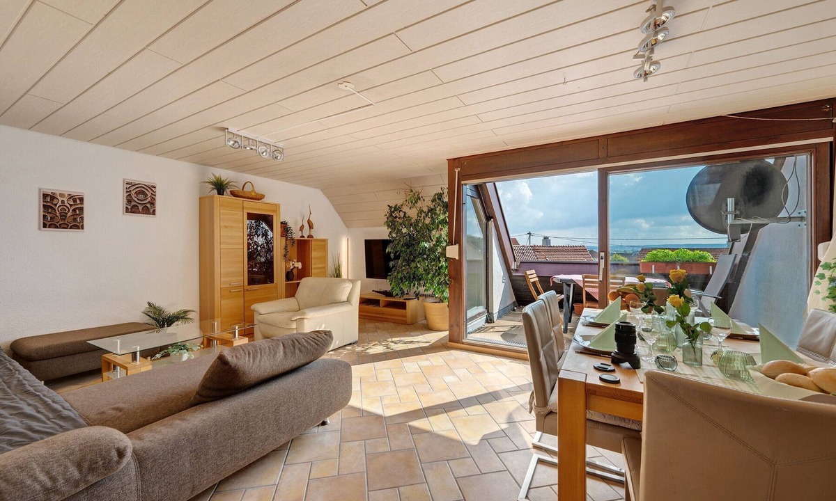 Maichingen Apartment | Spacious Three-Room Maisonette Apartment, 100 sqm