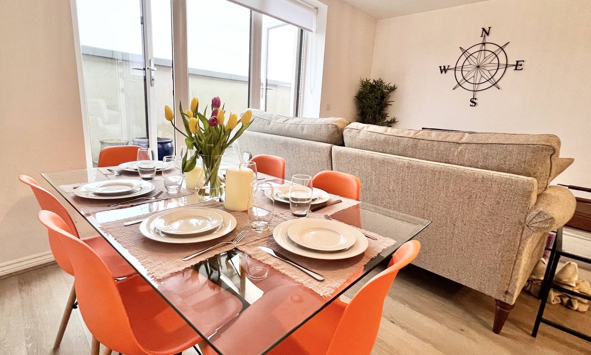 Borehamwood Apartment | Spacious top-floor flat, Parking, Step-free access