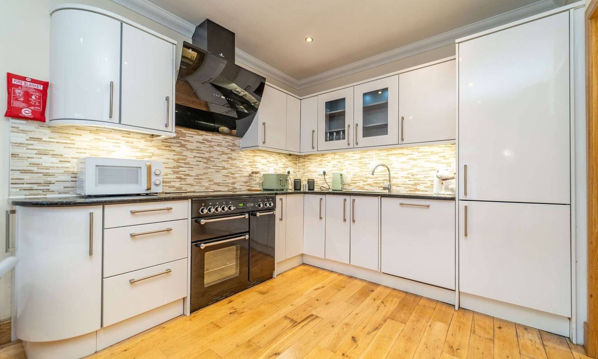 Duddingston House | Spacious Town-house with Parking