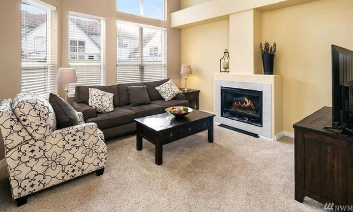 Kent House | Spacious Townhome Conveniently Located