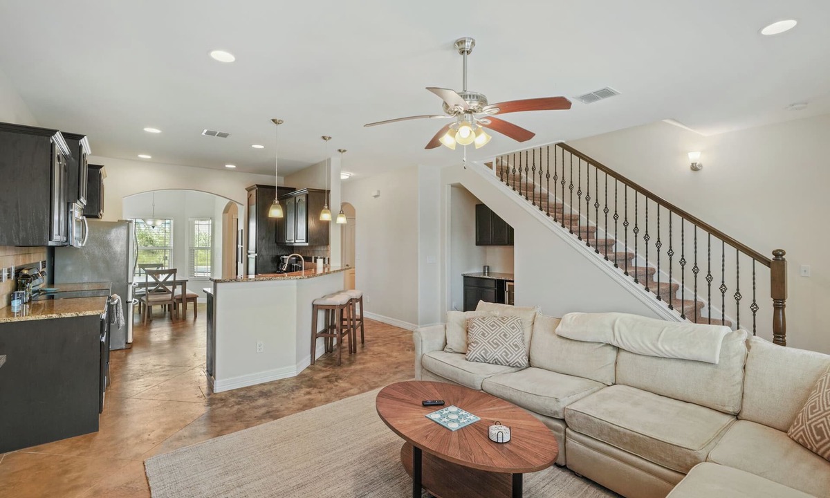 Corpus Christi House | Spacious Townhouse: 1 mile to beach! Pet-friendly.