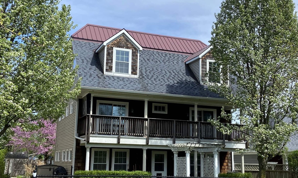 Bellaire Condo | Spacious Townhouse Retreat, Steps from everything. Bring the boat! Easy parking.