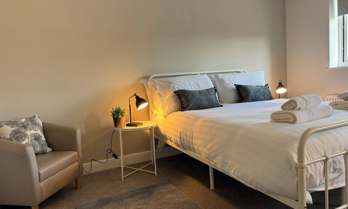 Telford House | Spacious Townhouse with Garden