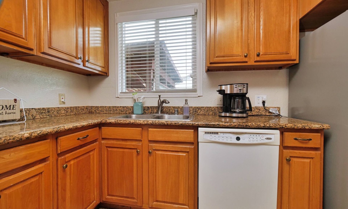 San Leandro House | Spacious & Tranquil Retreat