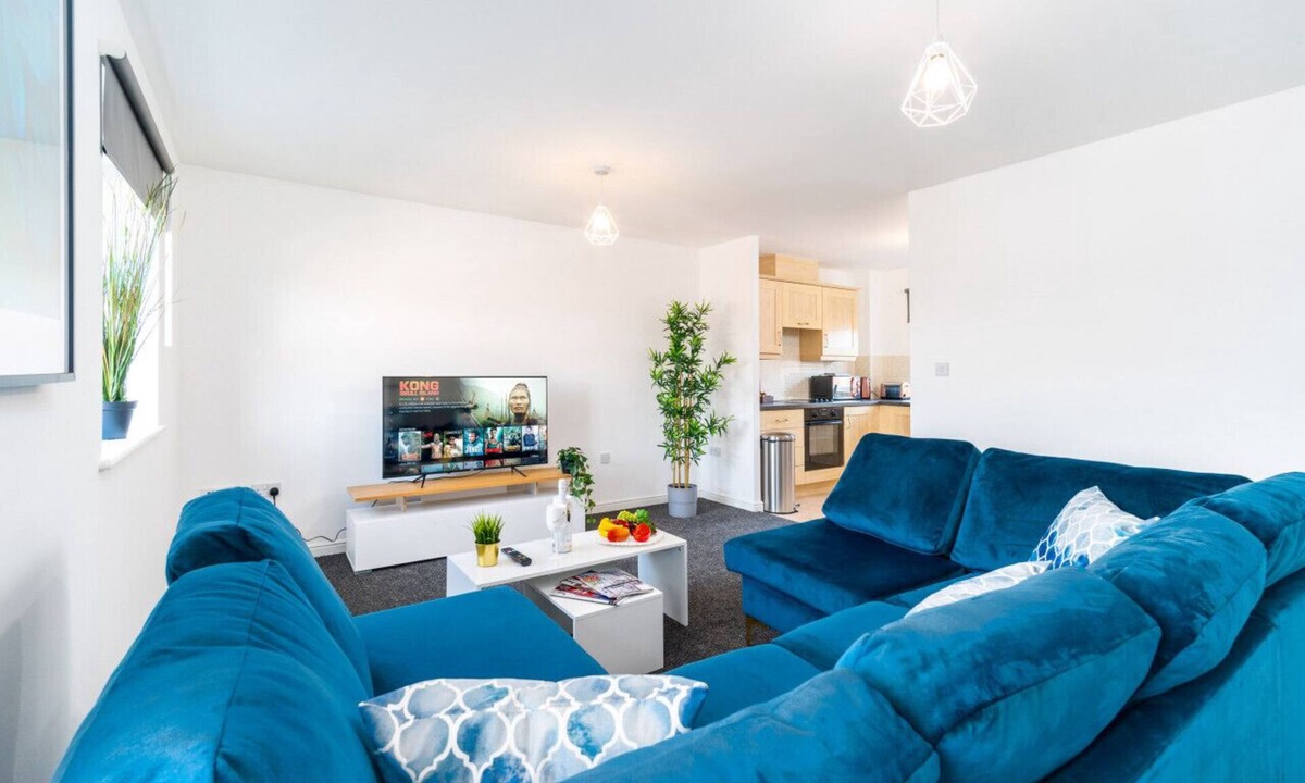 Seisdon Apartment | Spacious Two Bed Apartment - Parking