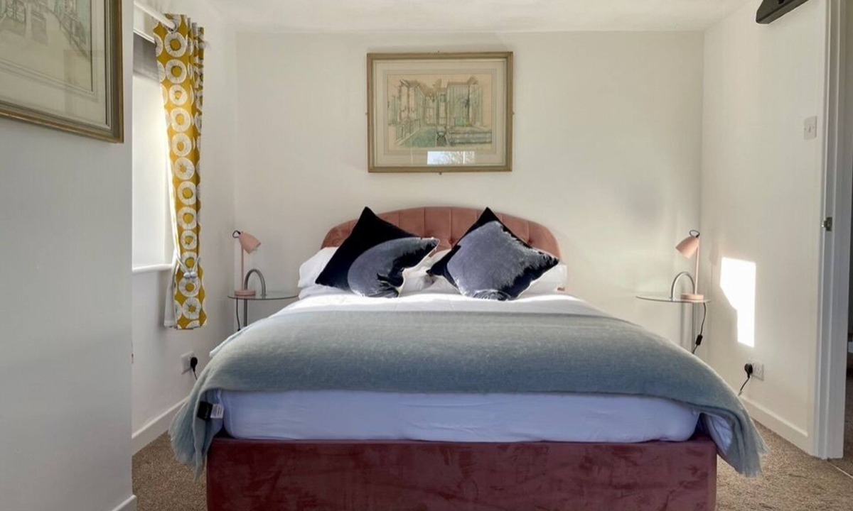 Llanfarian Apartment | Spacious Two Bedroom Apartment with Parking