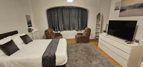 Walkden Apartment | Spacious Two Bedroom Flat with Dedicated Workspace in Worsley