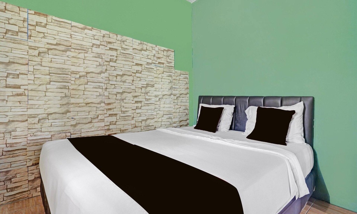 Laweyan House | Spacious Two Bedroom Private Villa with Free WiFi