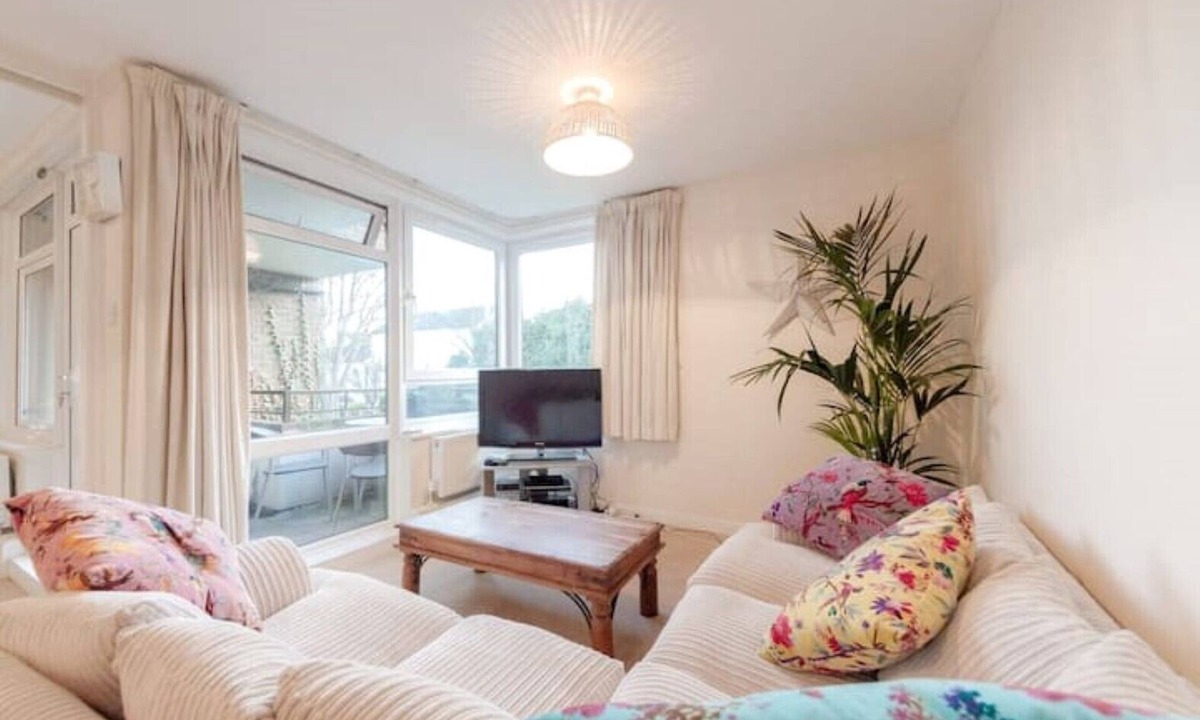 West Hill Apartment | Spacious Two Double Bedroom Flat