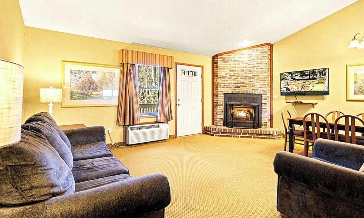 Lake Harmony Condo | Spacious Two‑Story Townhouse Close to Skiing, Waterparks & Hiking