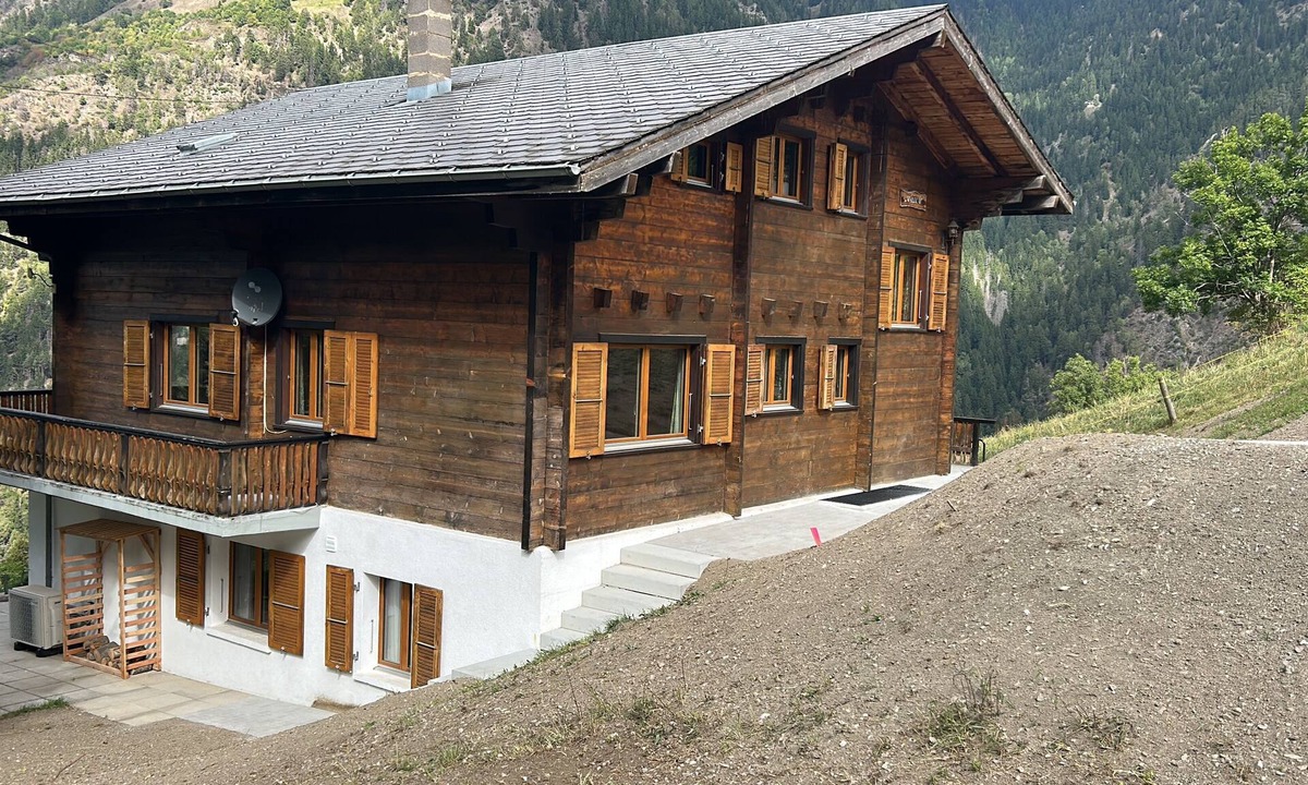 Grengiols Ski Chalet | Spacious typical Swiss Chalet Mallum - upper house