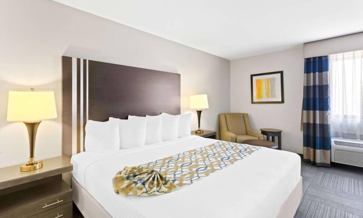 Naperville Hotel | Spacious Unit w/Free Parking and Breakfast Near I-88 Corridor - Pets Allowed