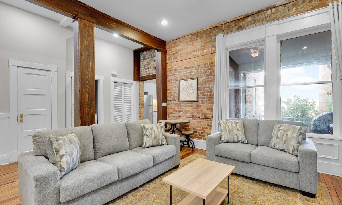 Dixon Park House | Spacious Updated Home Ideal For Groups W/Parking by Lucky Savannah