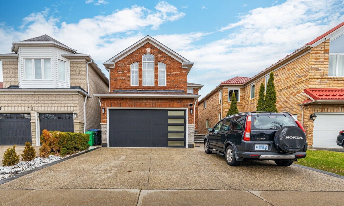 East Credit House | Spacious Upscale 4BR Detached Retreat with Parking