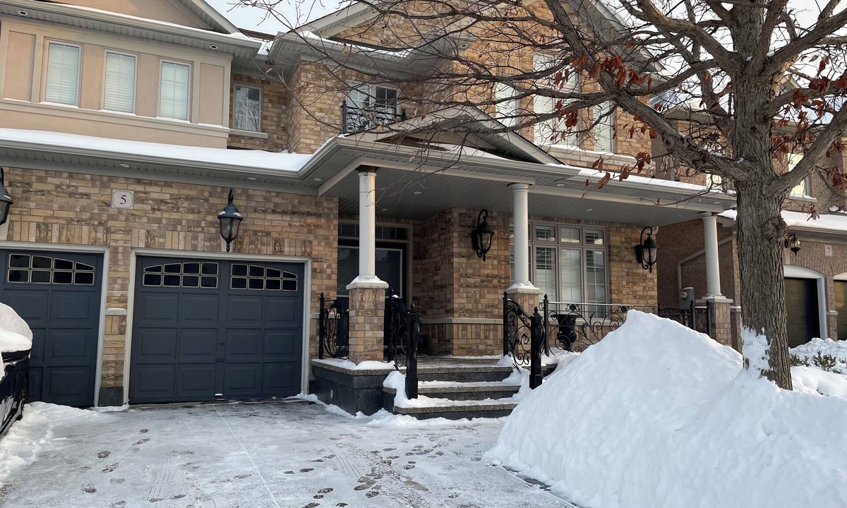 Brampton House | Spacious upscale suburban house