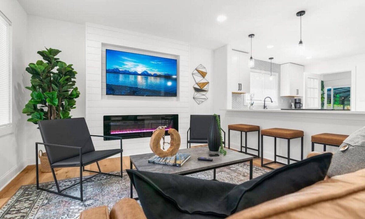 Charlotte House | Spacious Uptown Retreat w/Jacuzzi