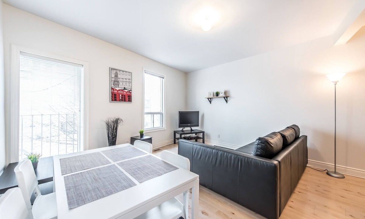 King West Village House | Spacious Urban King West 2 Bedroom With Parking