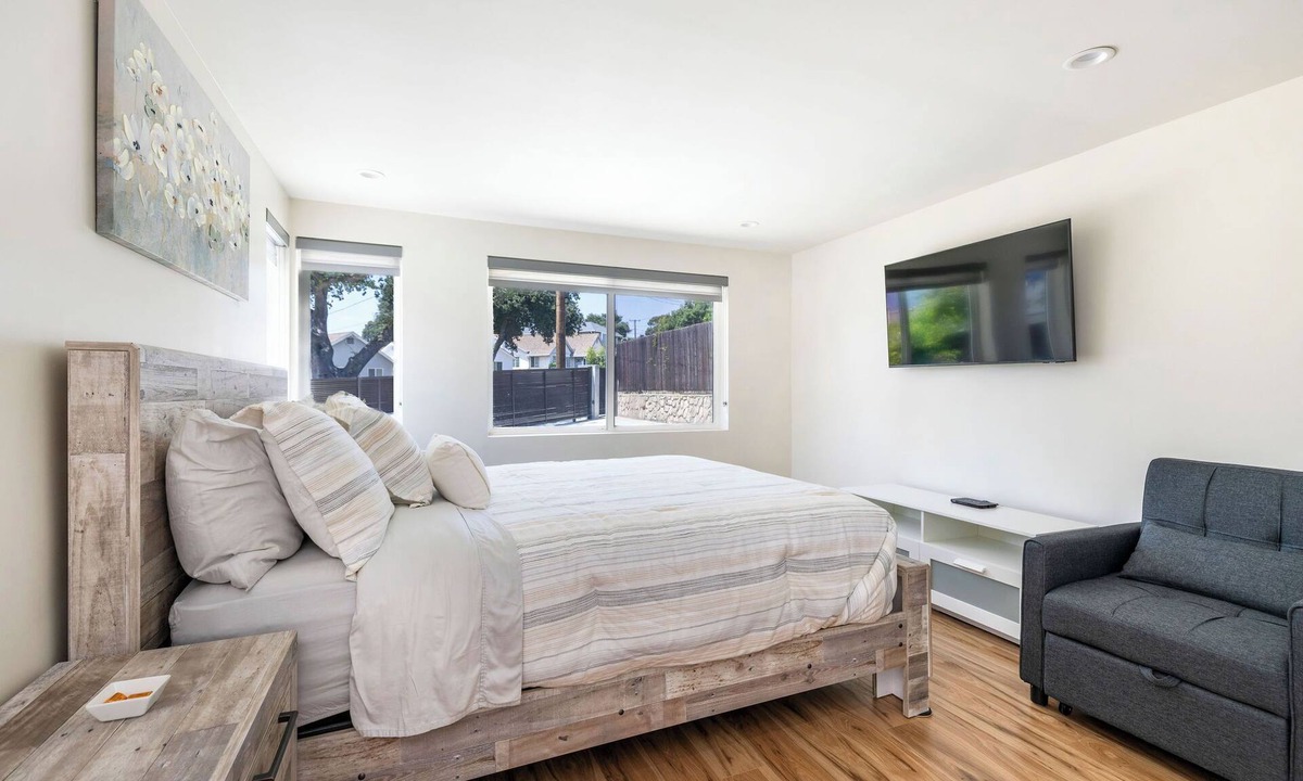 La Crescenta-Montrose House | Spacious Contemporary Private 2-Suite Retreat in La Crescenta-Sleeps 2–4