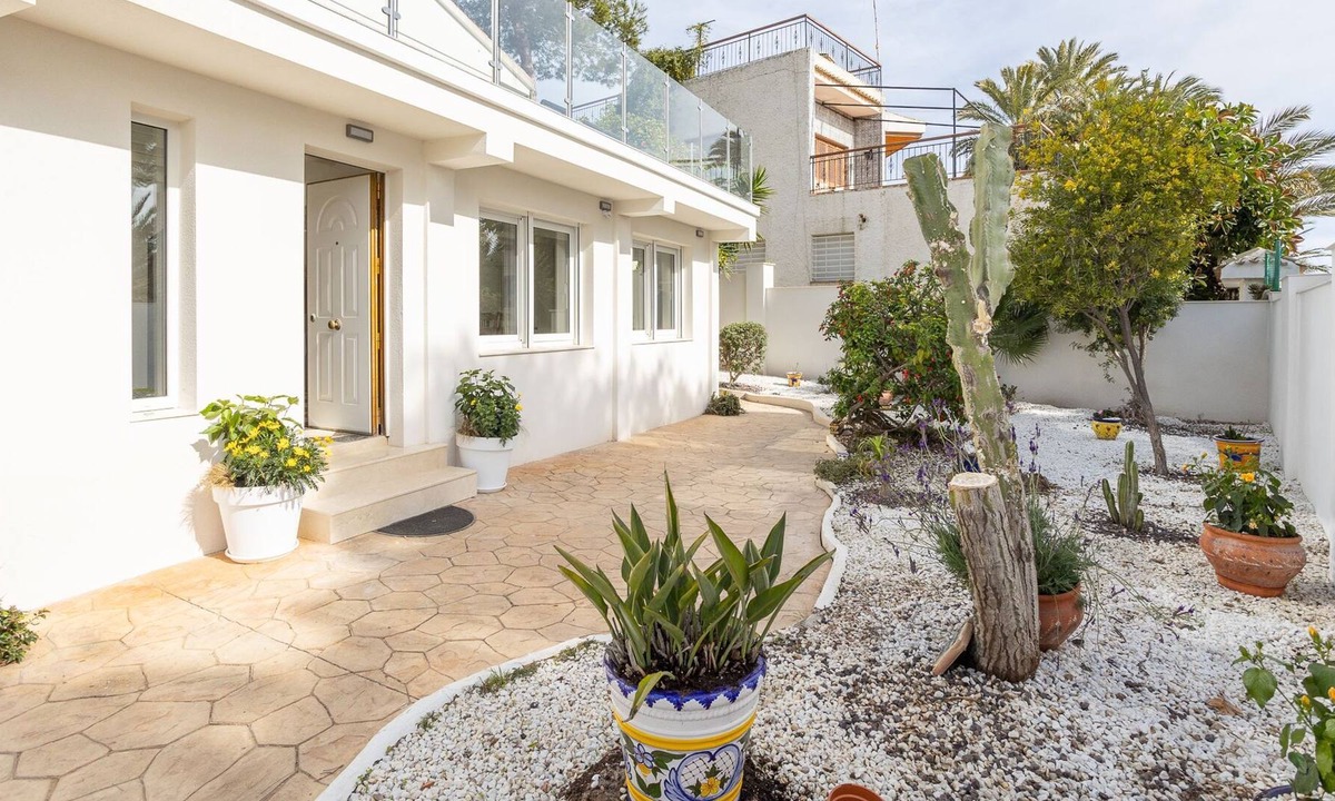 Dehesa de Campoamor Villa | Spacious villa next to a blue flag beach.Tourism registration number VT471875A