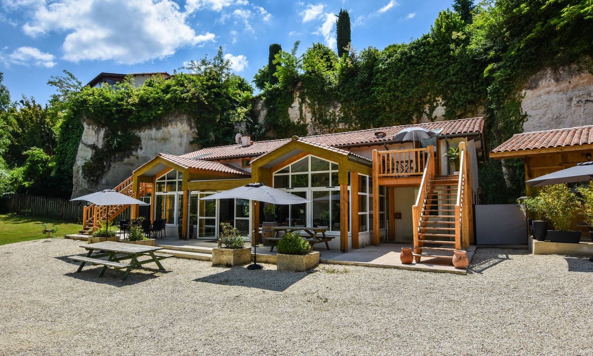 Aubeterre-sur-Dronne Villa | Spacious villa with private garden