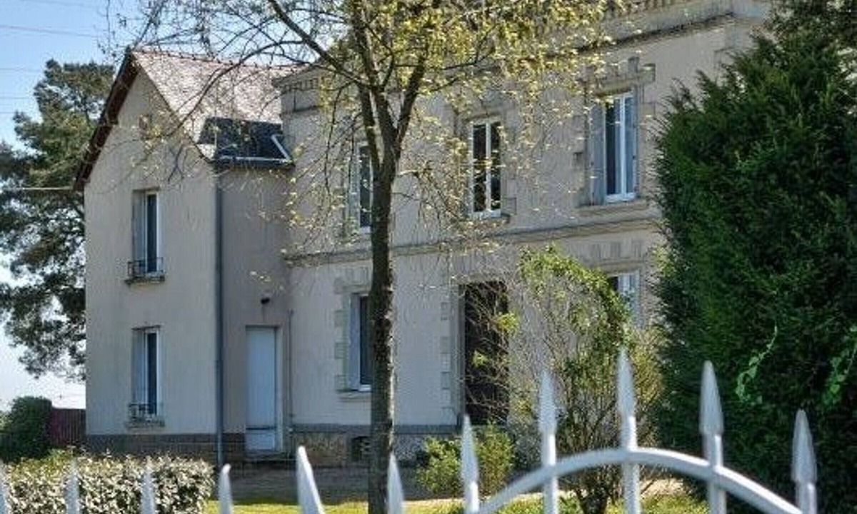 Bellevigne-en-Layon Cottage | Spacious Vineyard Retreat with Stunning Views, Sauna, and Pet-Friendly Garden