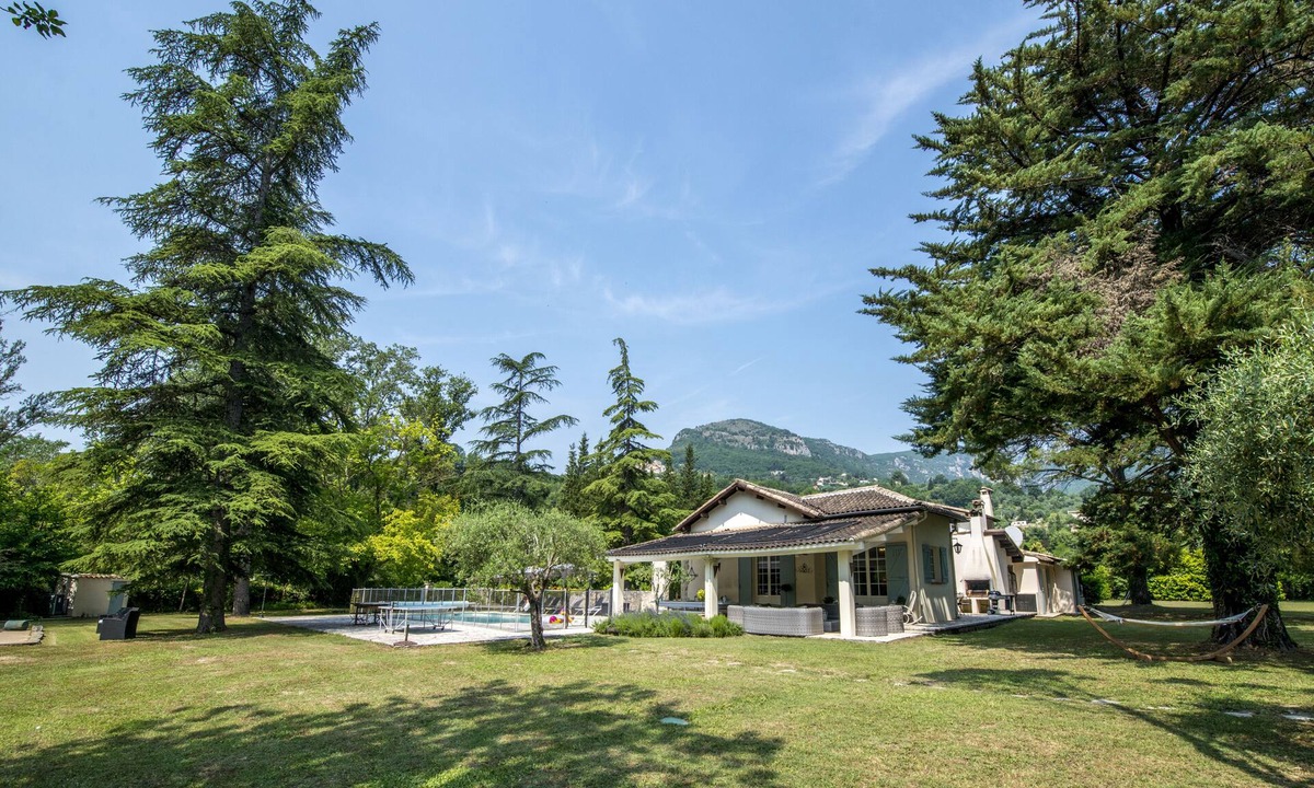 Tourrettes-sur-Loup Villa | Spacious villa in Tourrettes-sur-Loup with Private Lake access