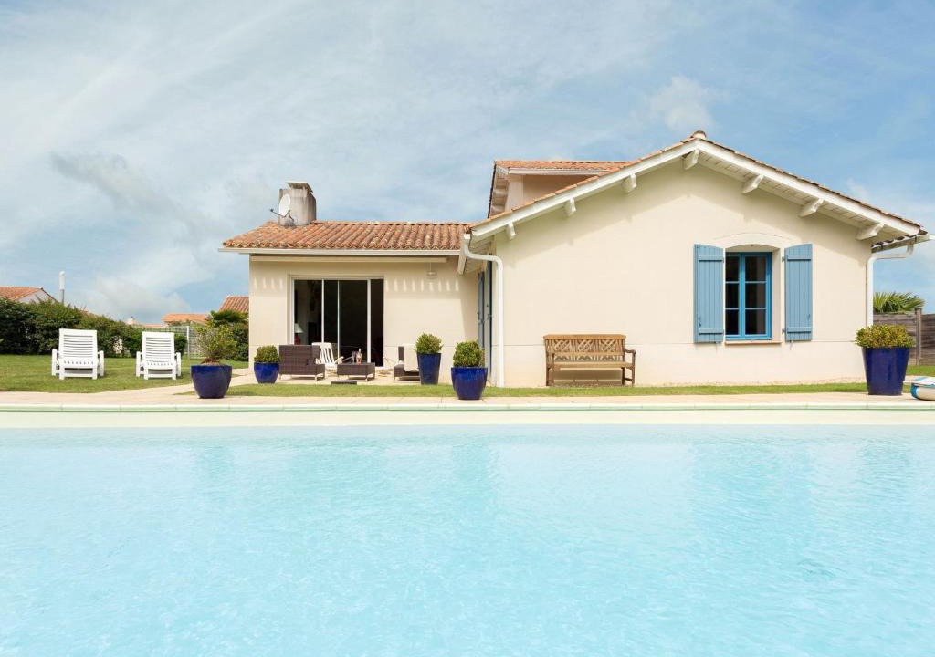 L'Aiguillon-sur-Vie Villa | Spacious villa with private swimming pool