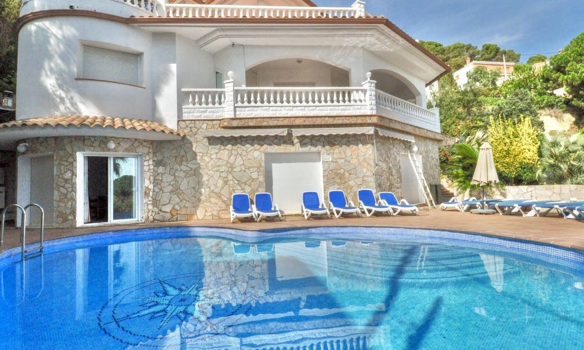 Lloret de Mar Cottage | Spacious villa for 18 people with private pool and air conditioning in Lloret de Mar