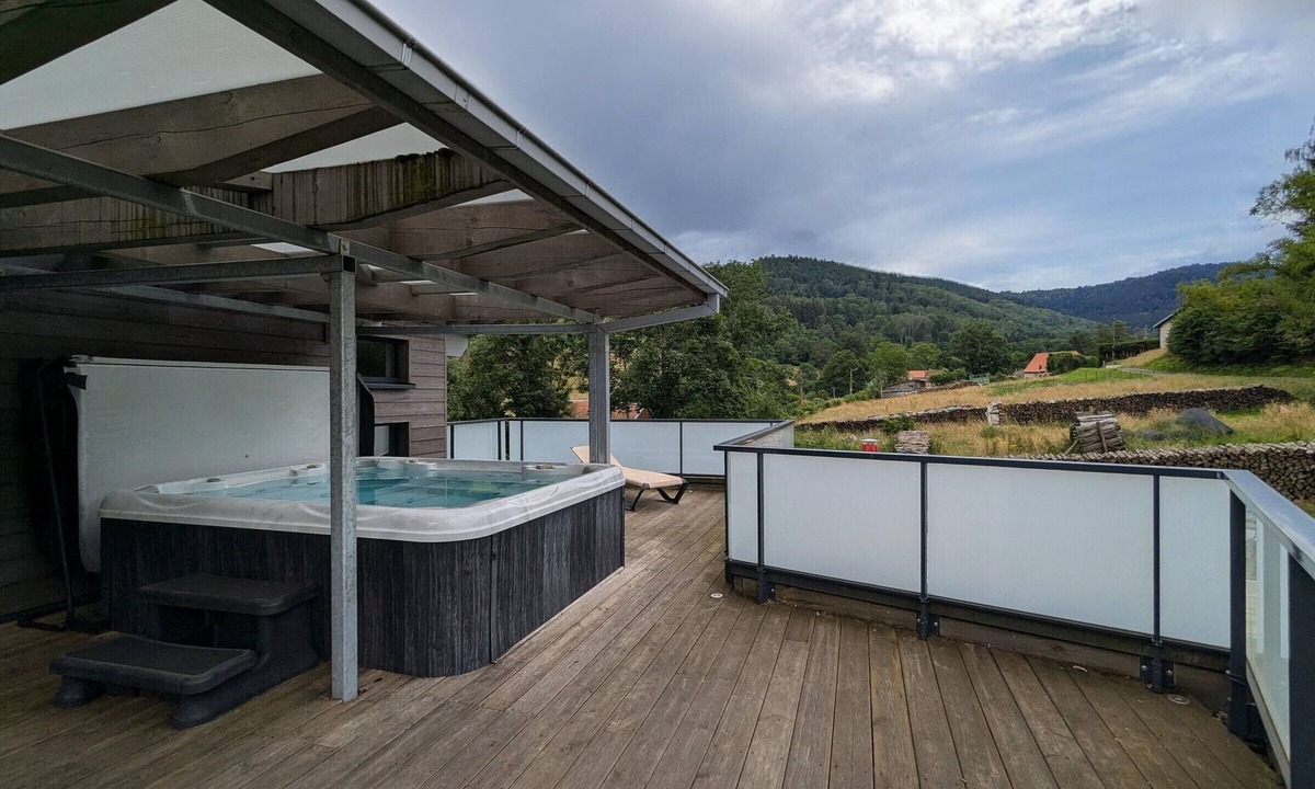 Ban-de-Laveline Cottage | Spacious villa with spa and pool table, WiFi, private parking