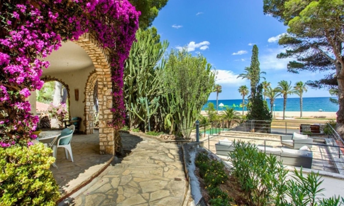 Miami Platja Villa | Spacious Villa in Miami Platja, 6 Bedrooms, Beach Nearby